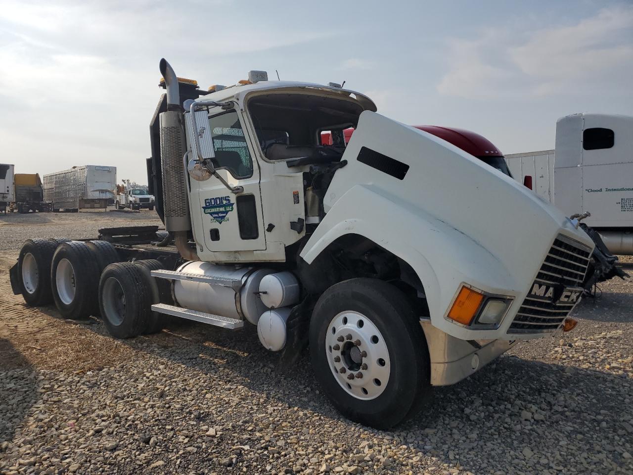 2005 Mack 613Chn Semi Truck for Sale in Sikeston, MO - Front End
