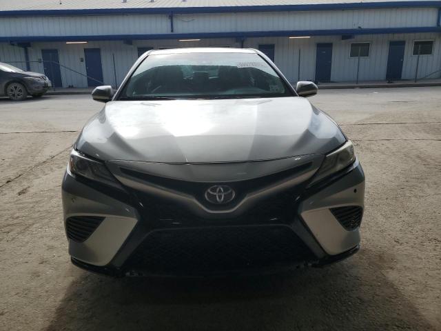  TOYOTA CAMRY 2018 Srebrny