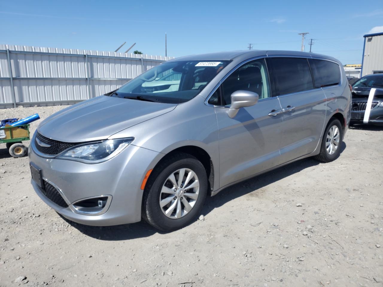 2018 Chrysler Pacifica Touring Plus იყიდება Appleton-ში, WI - Side