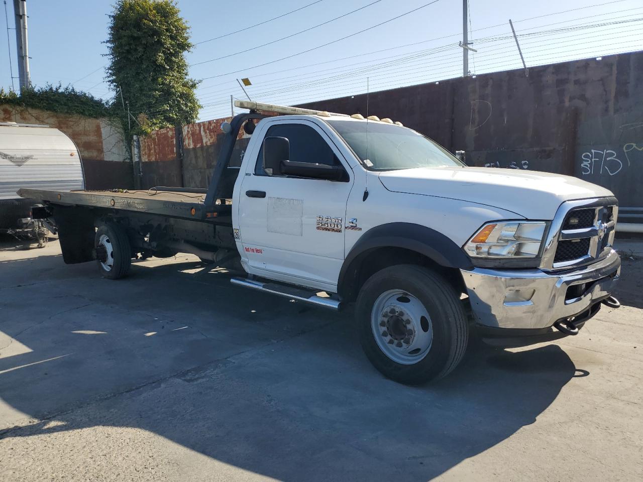 2014 Ram 5500 продається в Wilmington, CA - All Over