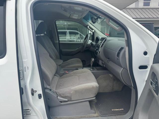 Pickups NISSAN FRONTIER 2013 Biały
