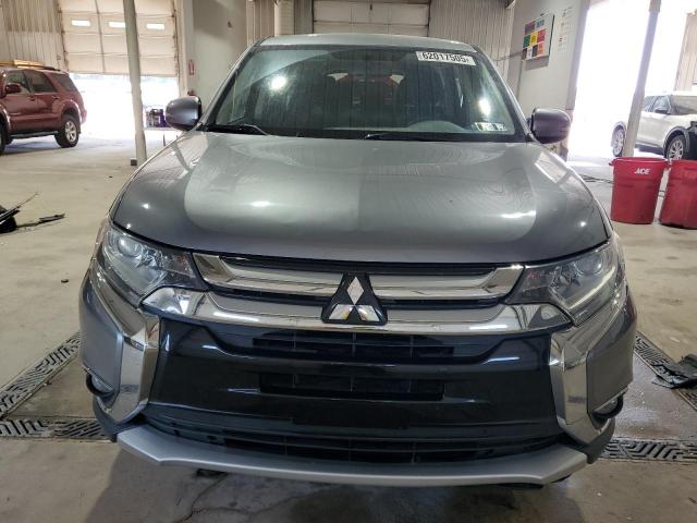  MITSUBISHI OUTLANDER 2017 Srebrny