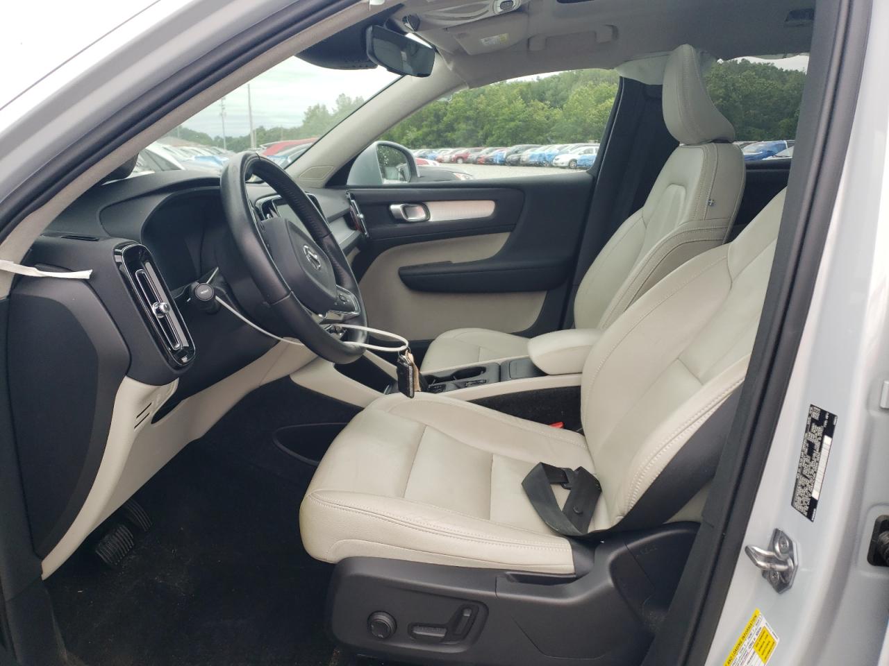 2020 Volvo Xc40 T5 Momentum VIN: YV4162UKXL2263175 Lot: 62497935