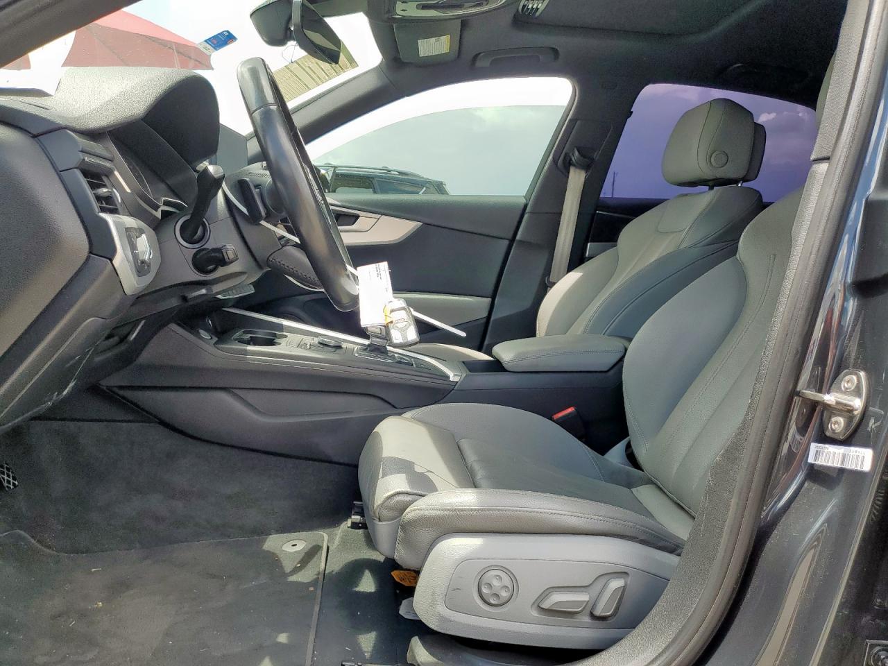 2017 Audi A4 Premium VIN: WAUGNAF42HN028832 Lot: 61040805