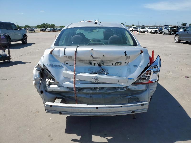 Sedans NISSAN VERSA 2012 Srebrny