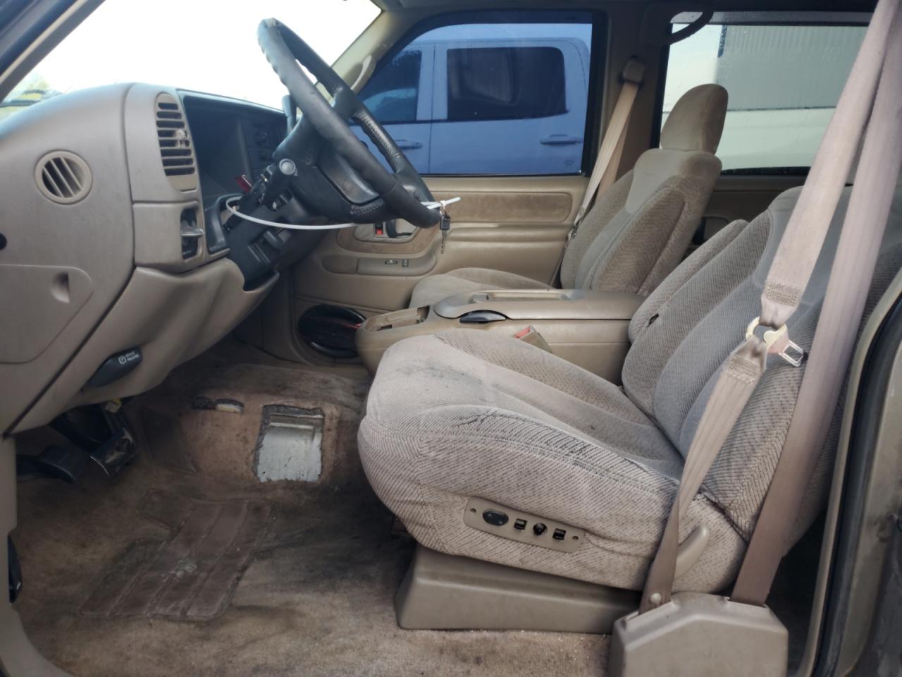 1998 Chevrolet Suburban C1500 VIN: 1GBEC16R1WJ375489 Lot: 62376635