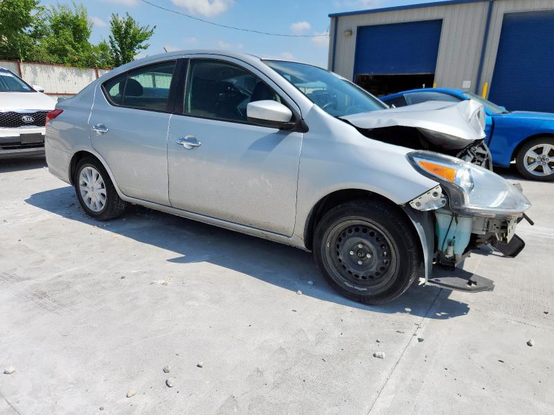  NISSAN VERSA 2019 Серебристый