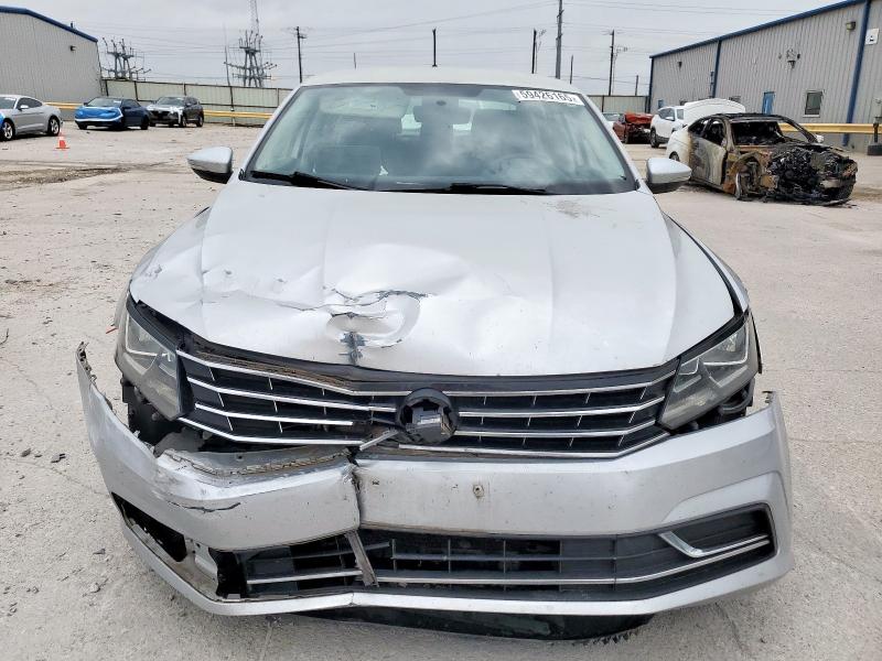  VOLKSWAGEN PASSAT 2017 Сріблястий
