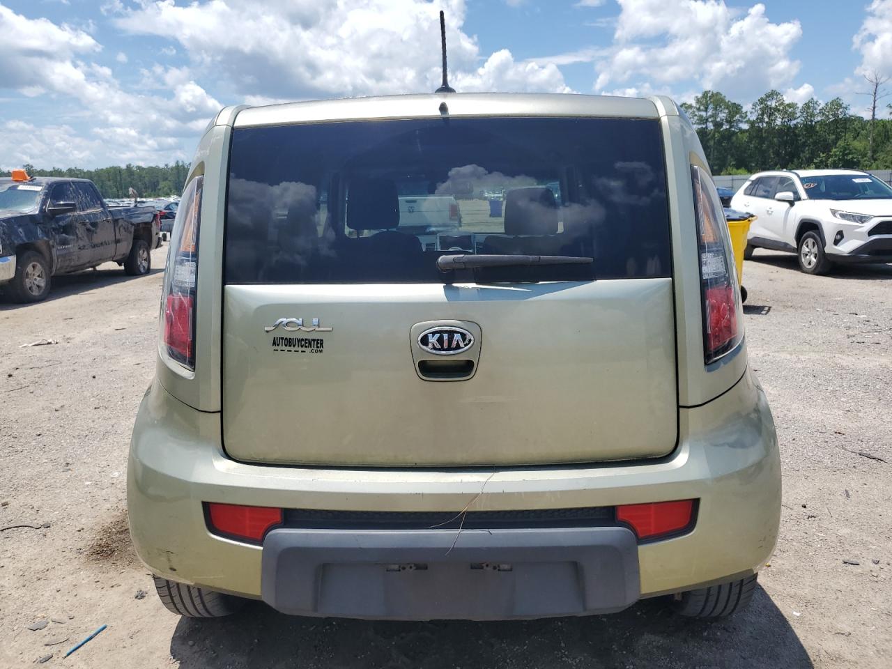 2010 Kia Soul + VIN: KNDJT2A25A7124068 Lot: 61466525