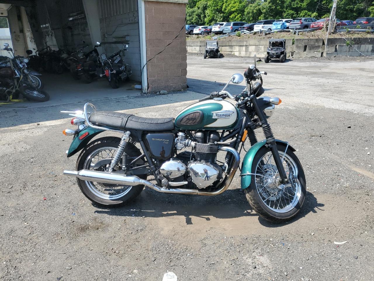 2010 Triumph Motorcycle Bonneville T продається в Marlboro, NY - Front End
