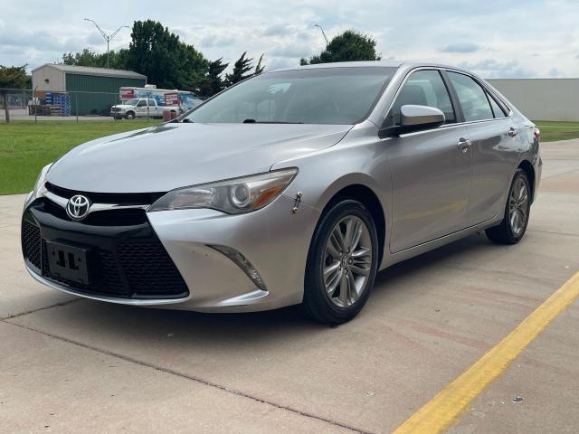 Sedans TOYOTA CAMRY 2017 Srebrny