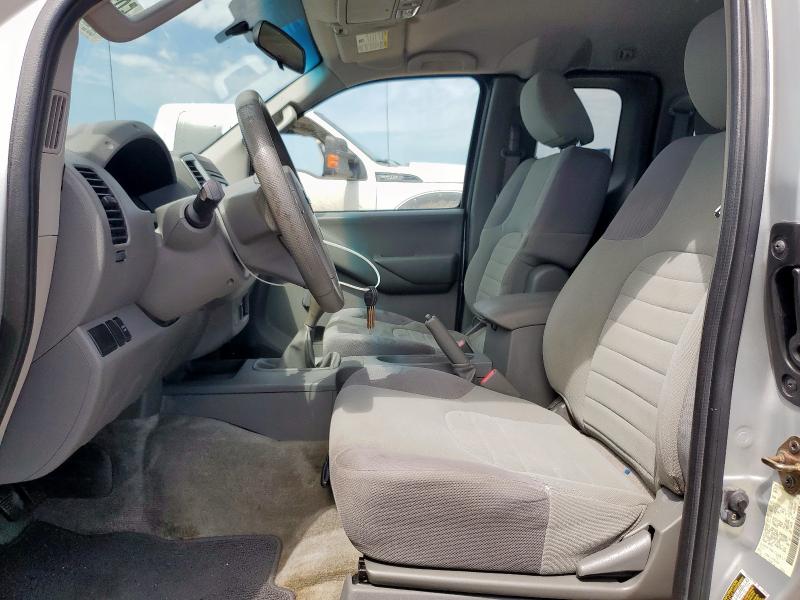 Пікапи NISSAN FRONTIER 2014 Сріблястий