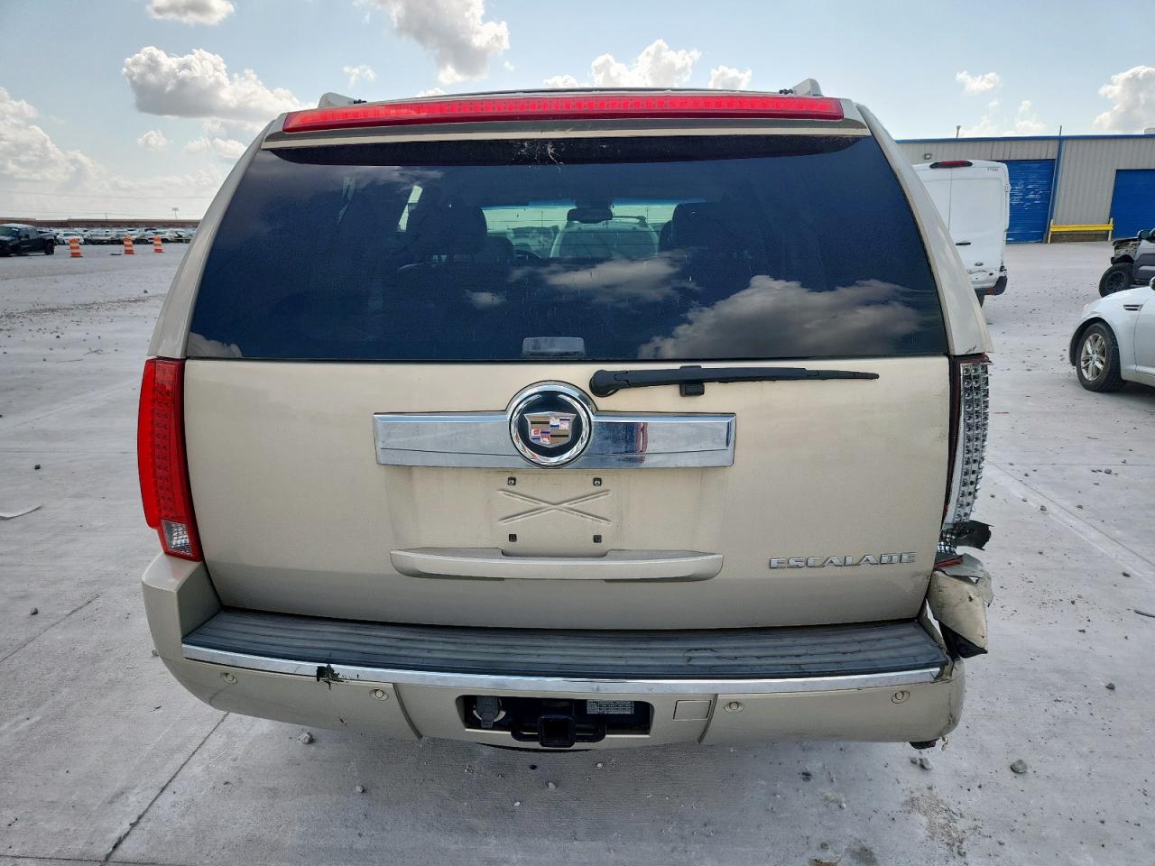 2008 Cadillac Escalade Luxury VIN: 1GYEC63818R139038 Lot: 61863005