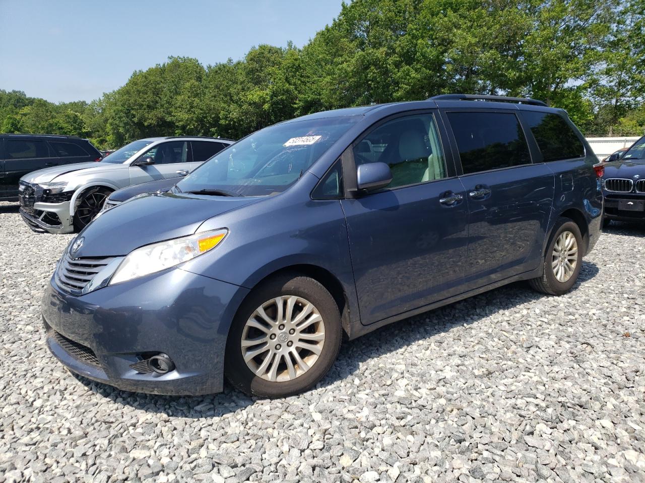 2017 Toyota Sienna Xle იყიდება North Billerica-ში, MA - Front End
