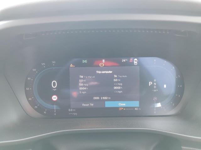 2025 VOLVO XC40 + B4