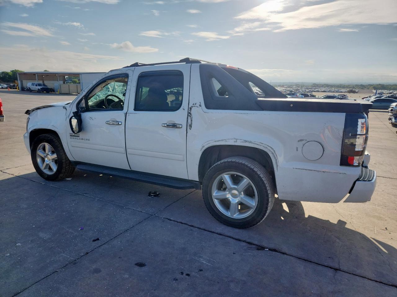 CHEVROLET AVALANCHE 2011 VIN 3GNMCFE00BG358631 photo 2