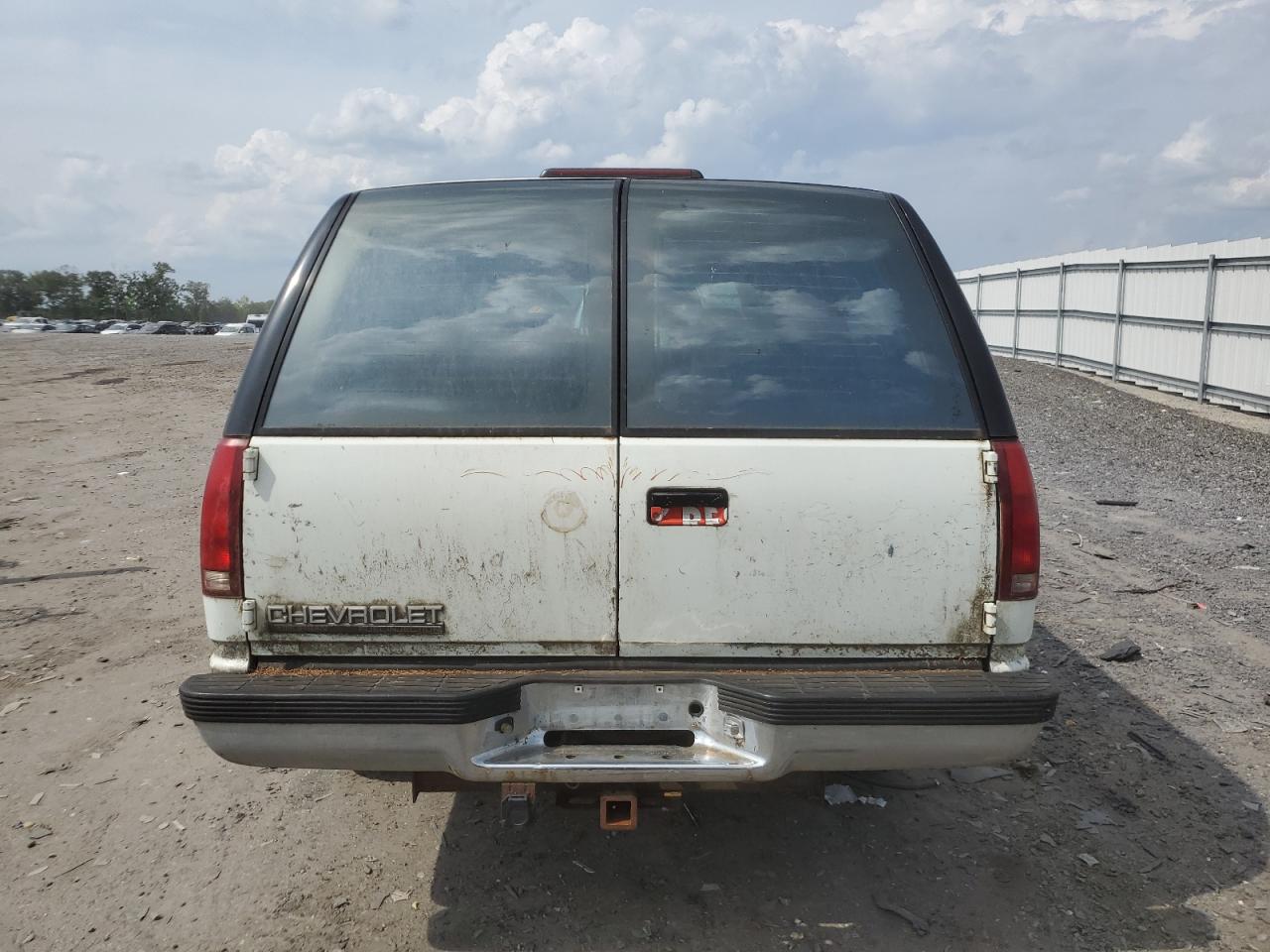 1994 Chevrolet Suburban K1500 VIN: 1GNFK16KXRJ339804 Lot: 61027835