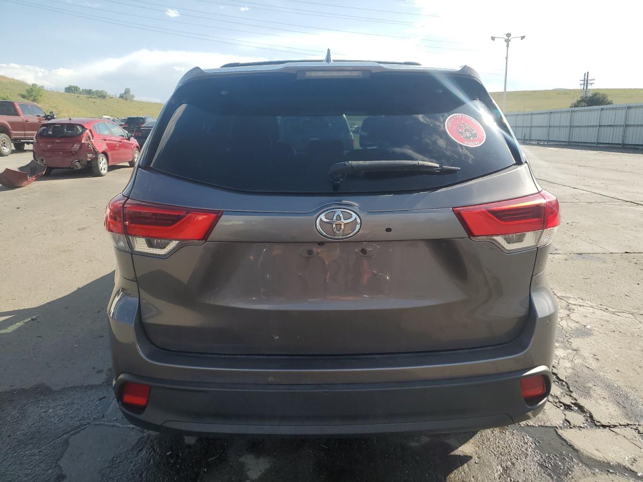 2018 Toyota Highlander Le VIN: 5TDBZRFH5JS807483 Lot: 62724915