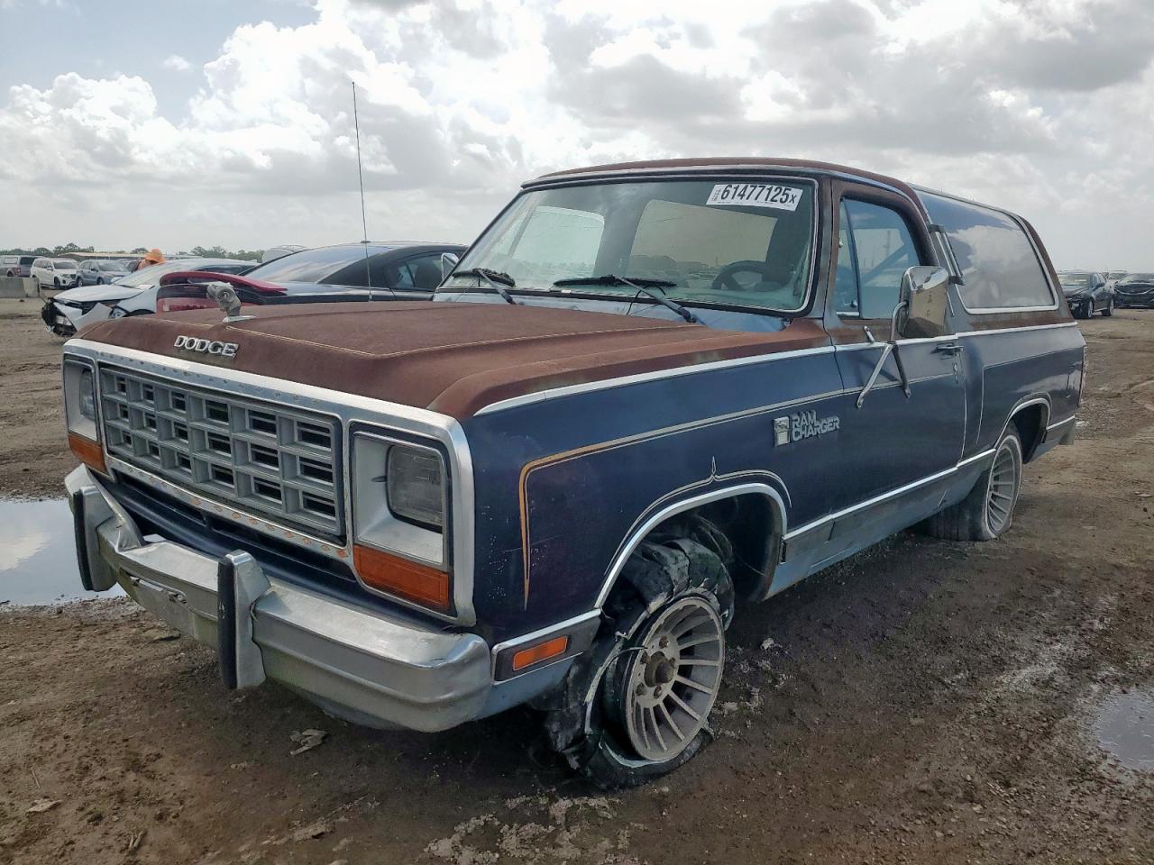 1B4GD12T5FS681928 DODGE RAMCHARGER Photo 1