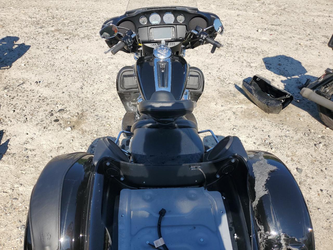 2017 Harley-Davidson Flhtcutg Tri Glide Ultra VIN: 1HD1MAD13HB859373 Lot: 62317575