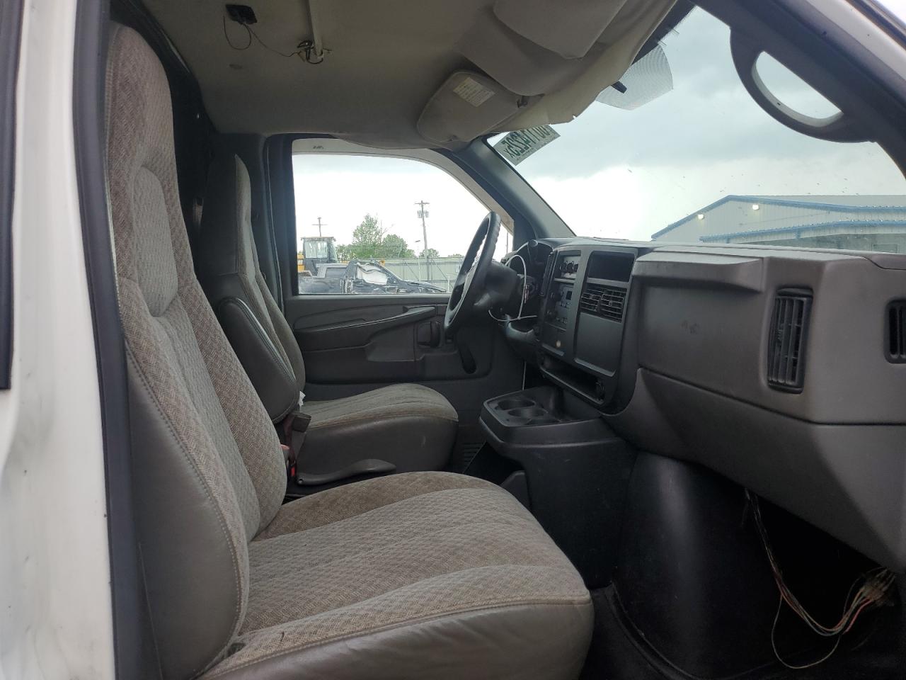 2005 Chevrolet Express G3500 VIN: 1GBJG31U251102425 Lot: 60114225
