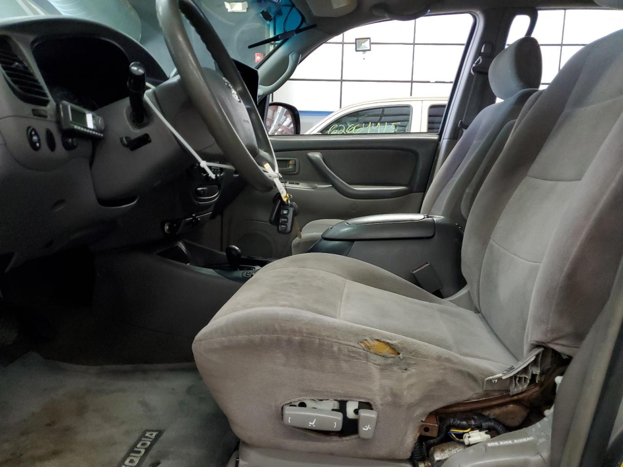 2004 Toyota Sequoia Sr5 VIN: 5TDBT44A84S207880 Lot: 62682115