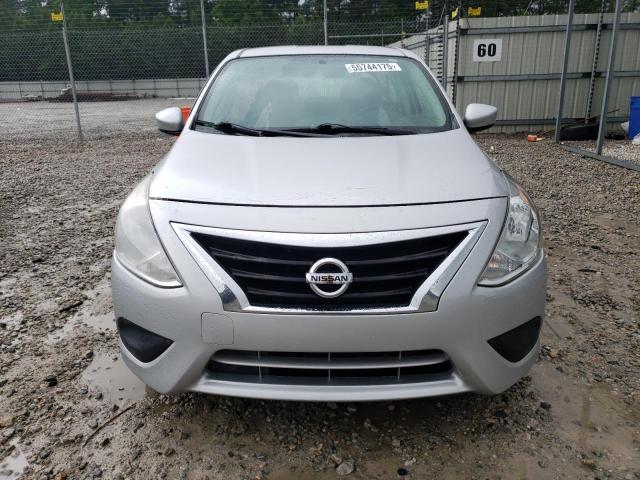  NISSAN VERSA 2018 Srebrny