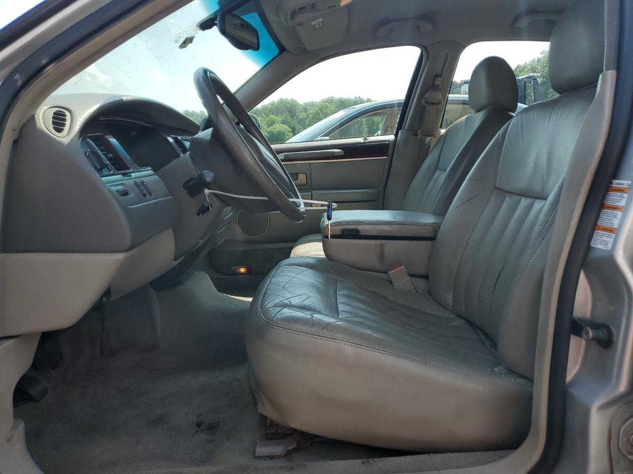 2004 Lincoln Town Car Executive VIN: 1LNHM81WX4Y672563 Lot: 61822615