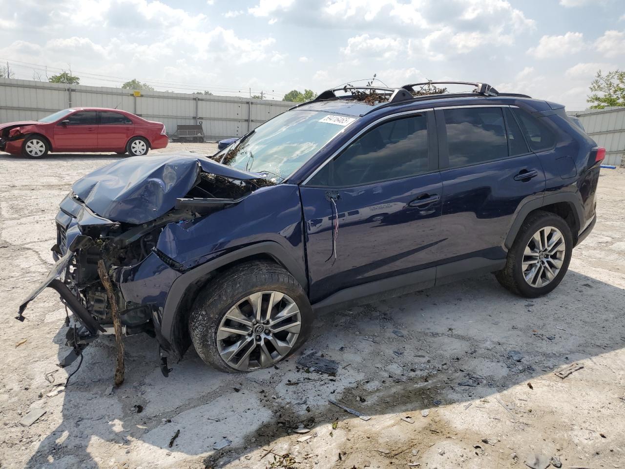 2019 Toyota Rav4 Xle Premium for Sale in Walton, KY - Front End