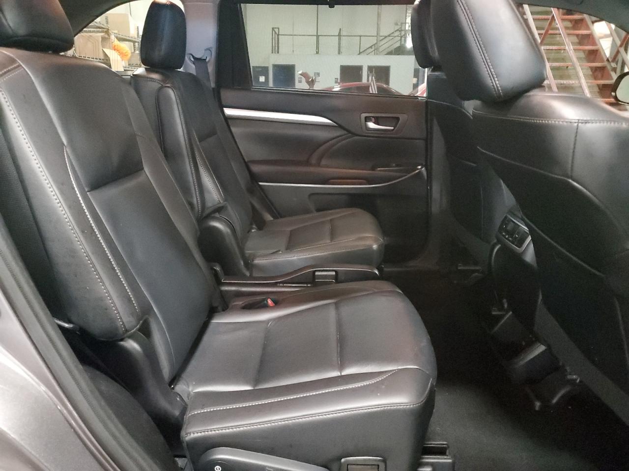 2019 Toyota Highlander Se VIN: 5TDJZRFH0KS598991 Lot: 62814595