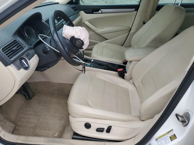 Sedans VOLKSWAGEN PASSAT 2014 Biały