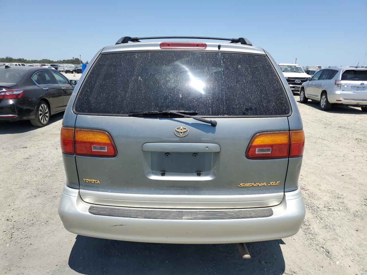 1998 Toyota Sienna Le VIN: 4T3ZF13C4WU064791 Lot: 61411865