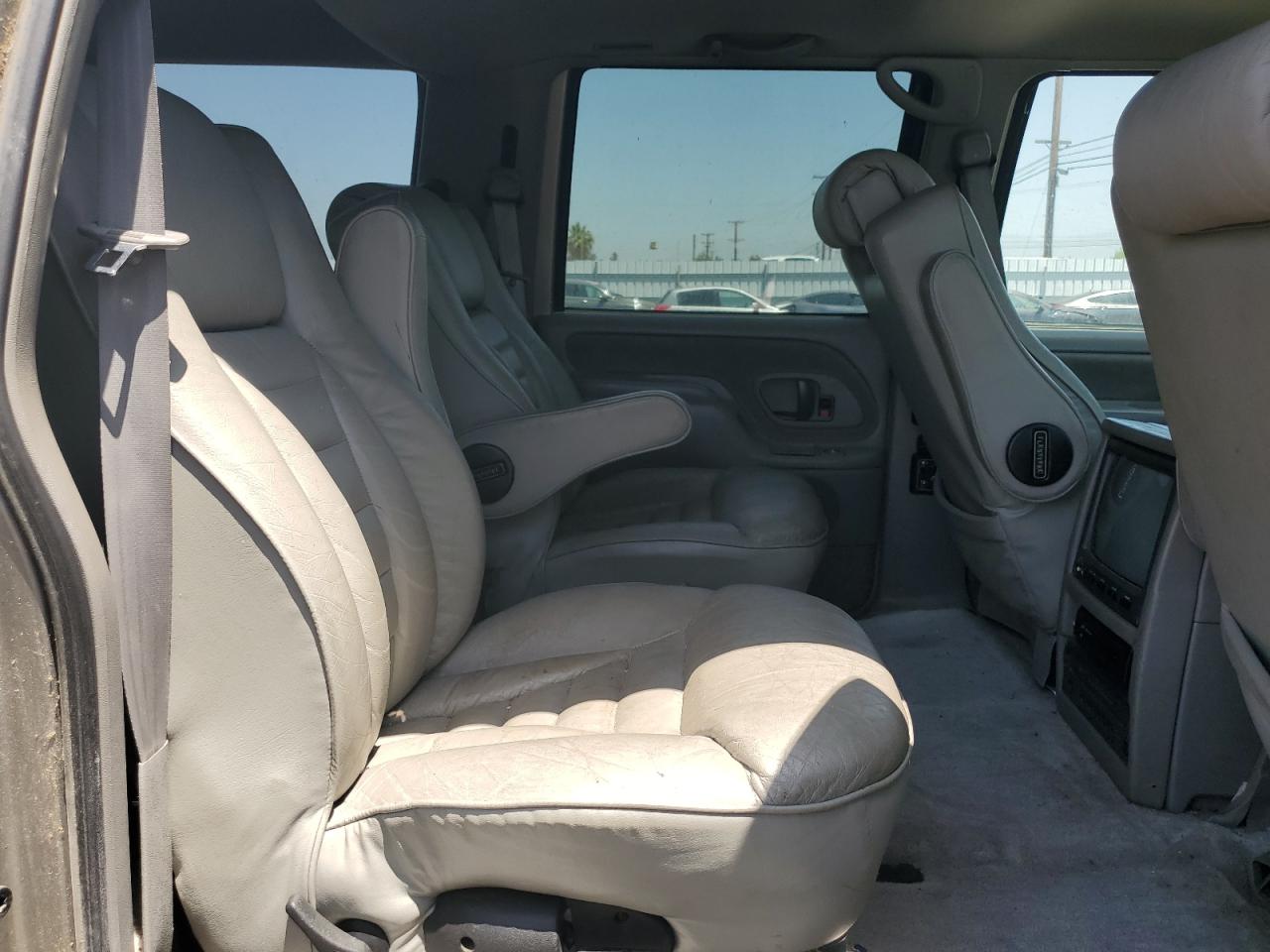 1999 GMC Suburban K2500 VIN: 1GDGK26J6XJ777755 Lot: 61842385