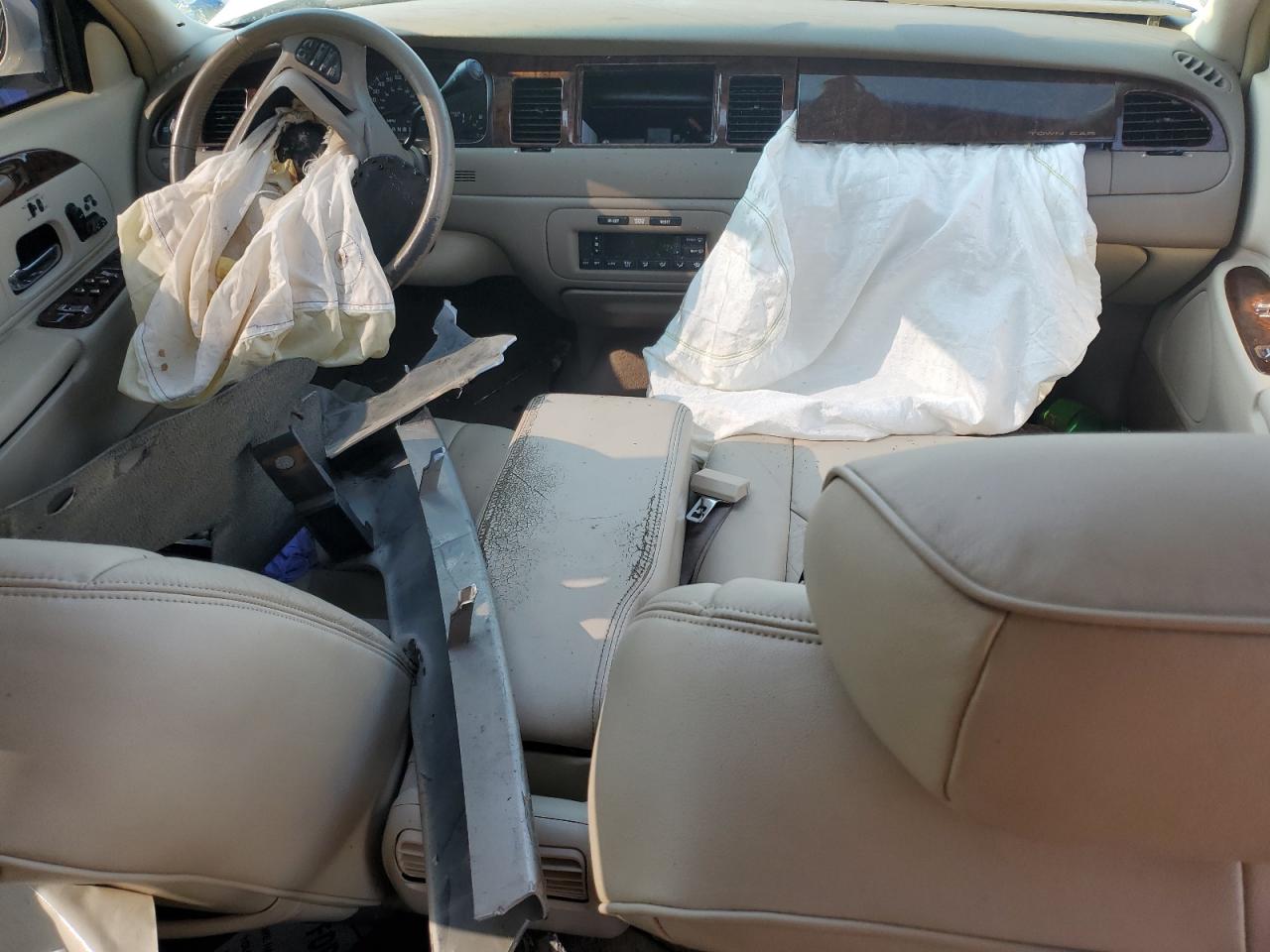 2000 Lincoln Town Car Signature VIN: 1LNHM82W1YY928917 Lot: 61436125
