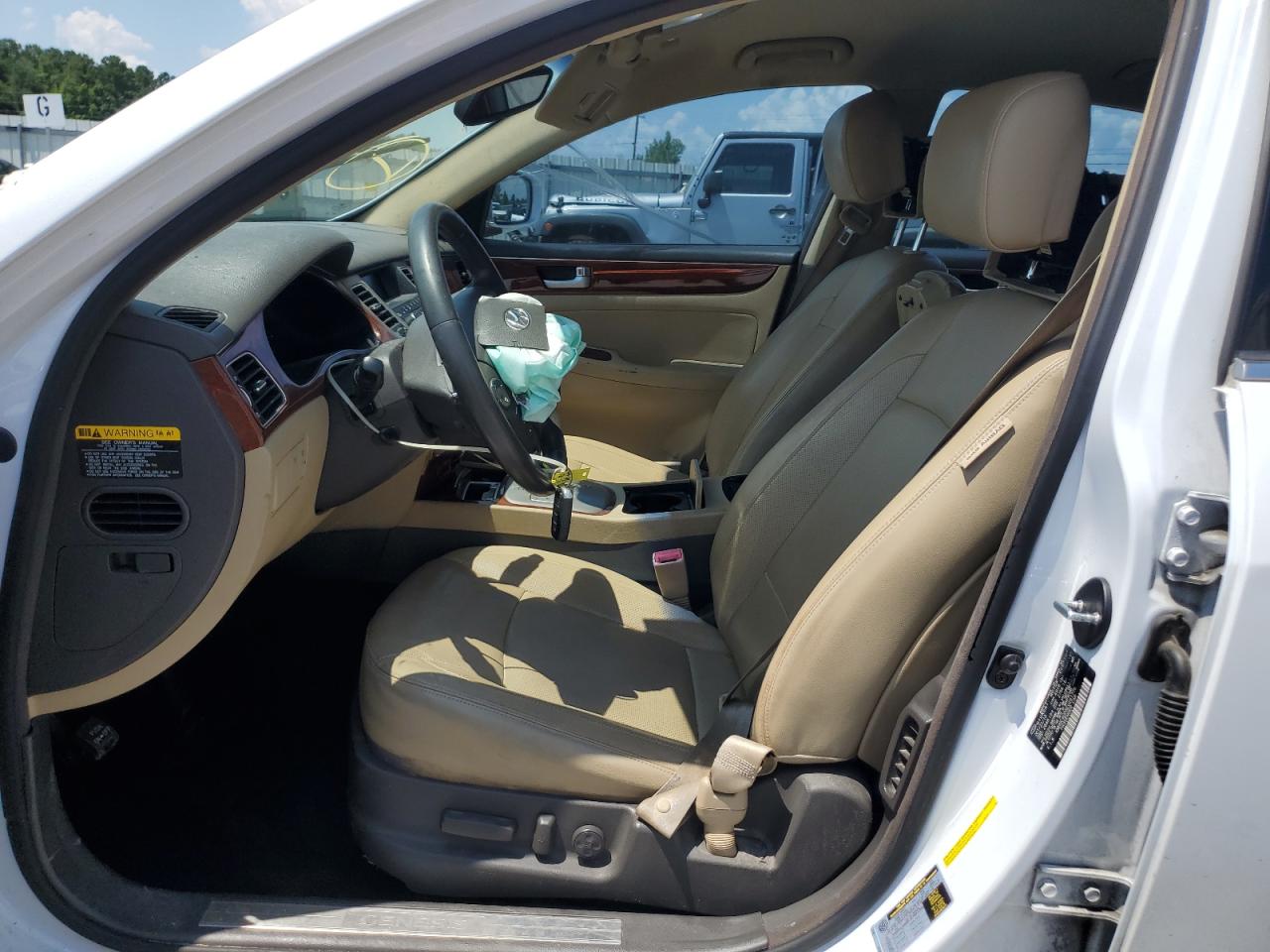 2014 Hyundai Genesis 3.8L VIN: KMHGC4DD5EU261775 Lot: 61387075