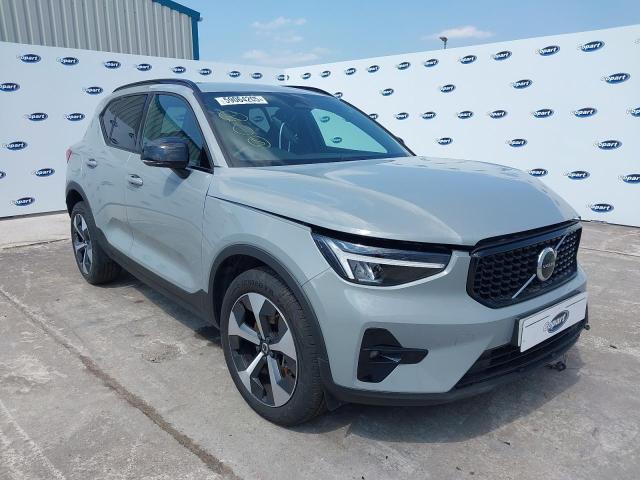 2025 VOLVO XC40 + B4
