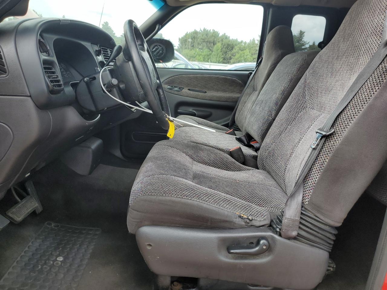 2000 Dodge Ram 1500 VIN: 1B7HC13Z6YJ139842 Lot: 61007955