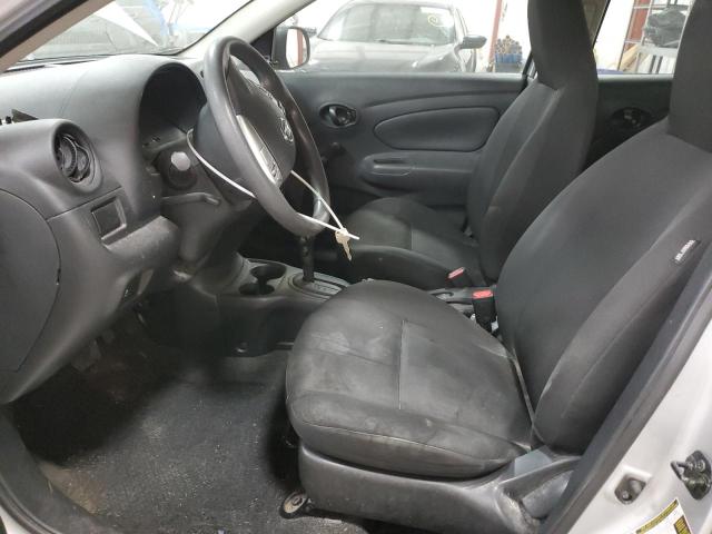 Седани NISSAN VERSA 2015 Сріблястий