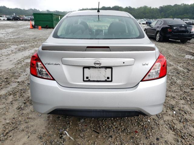  NISSAN VERSA 2018 Srebrny