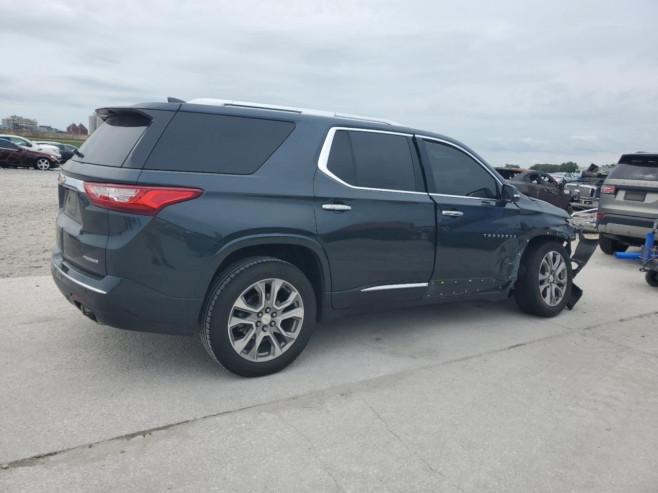 CHEVROLET TRAVERSE 2019 VIN 1GNERKKW7KJ179246 фото 3