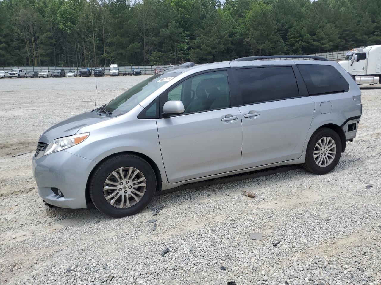 2013 Toyota Sienna Xle for Sale in Gainesville, GA - Rear End