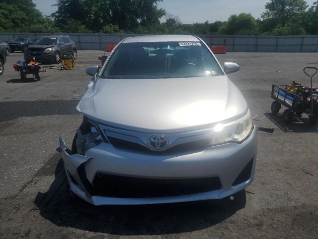 Sedans TOYOTA CAMRY 2014 Srebrny