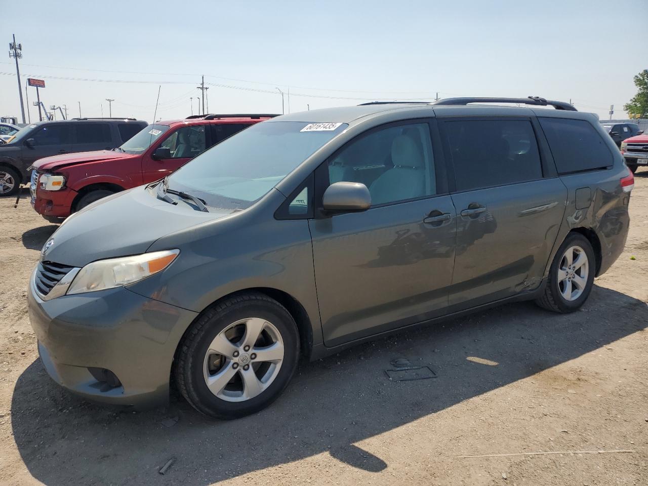 2013 Toyota Sienna Le იყიდება Greenwood-ში, NE - Side