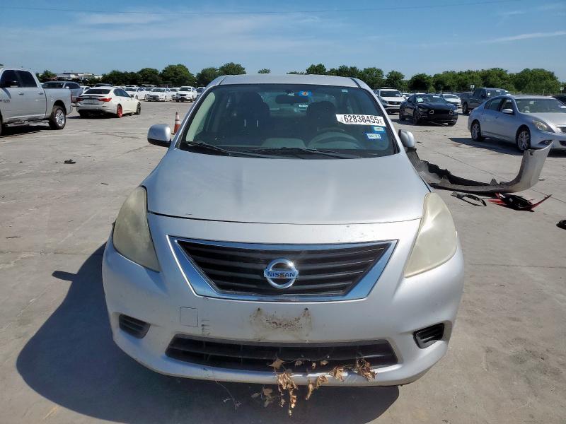 Sedans NISSAN VERSA 2012 Srebrny