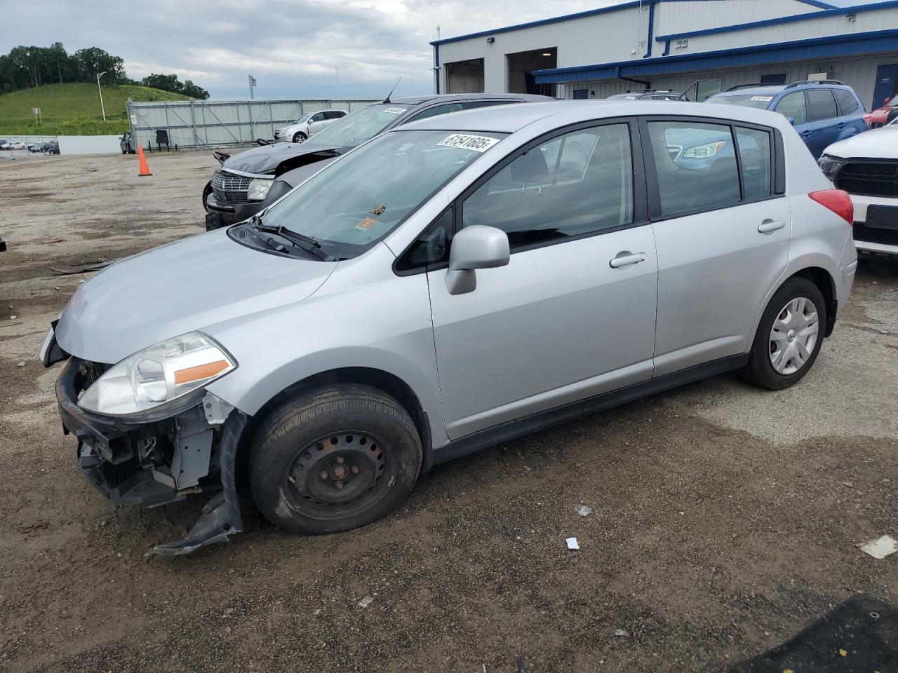 2010 Nissan Versa S zu verkaufen in Mcfarland, WI - Front End