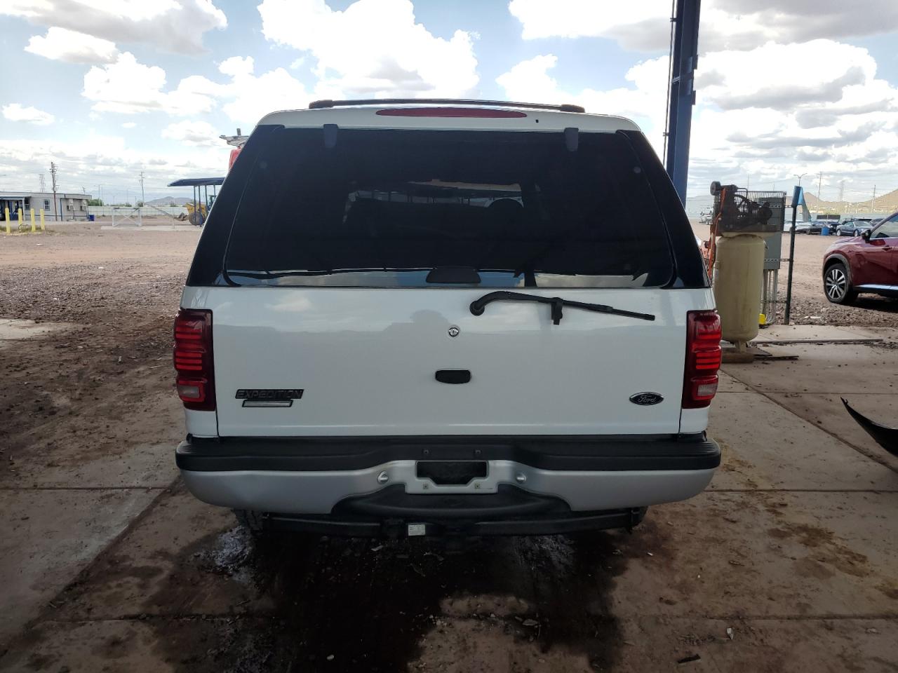 2000 Ford Expedition Xlt VIN: 1FMPU16LXYLC25638 Lot: 58994205