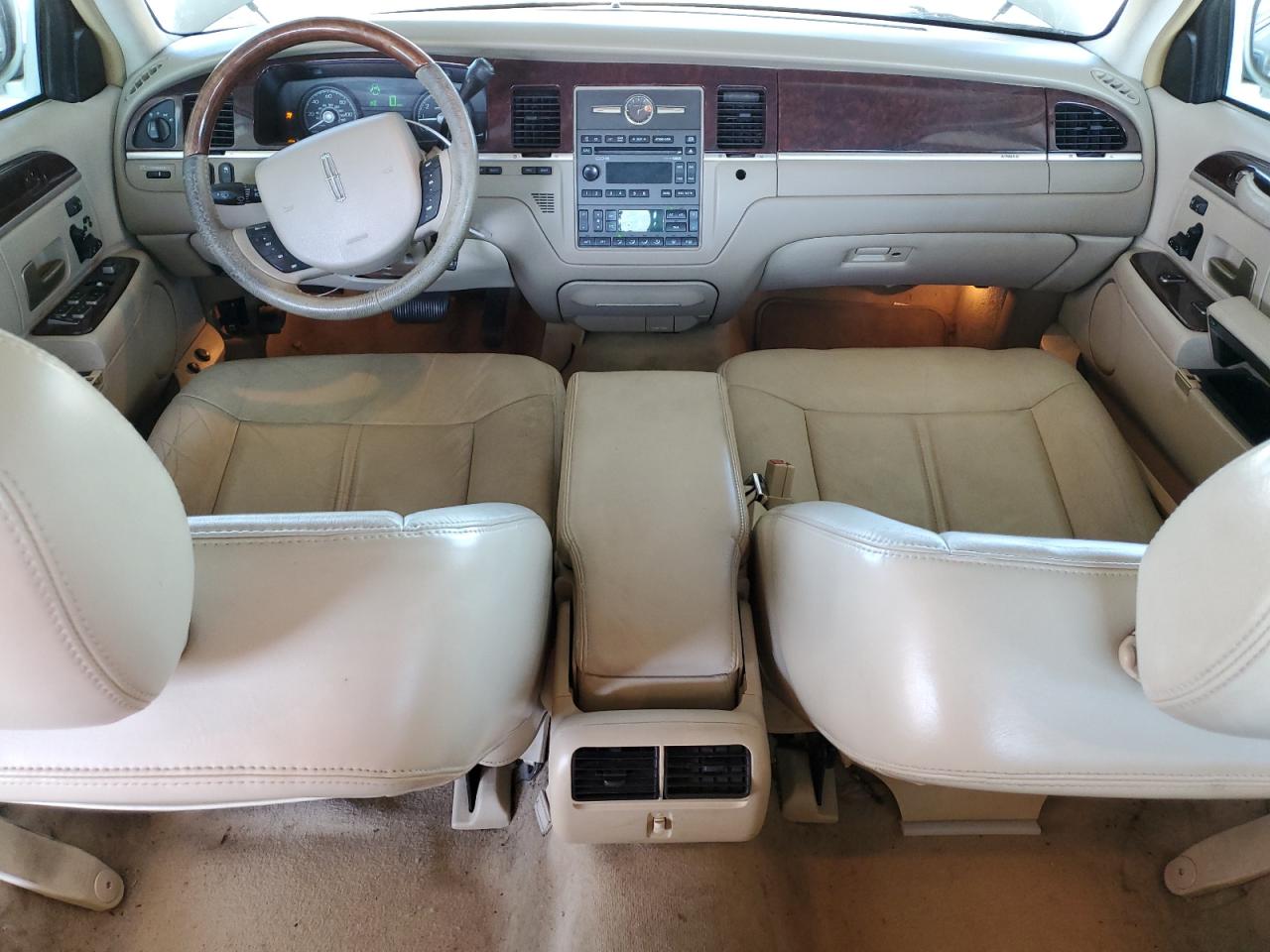 2006 Lincoln Town Car Signature Limited VIN: 1LNHM82W26Y642801 Lot: 63271385