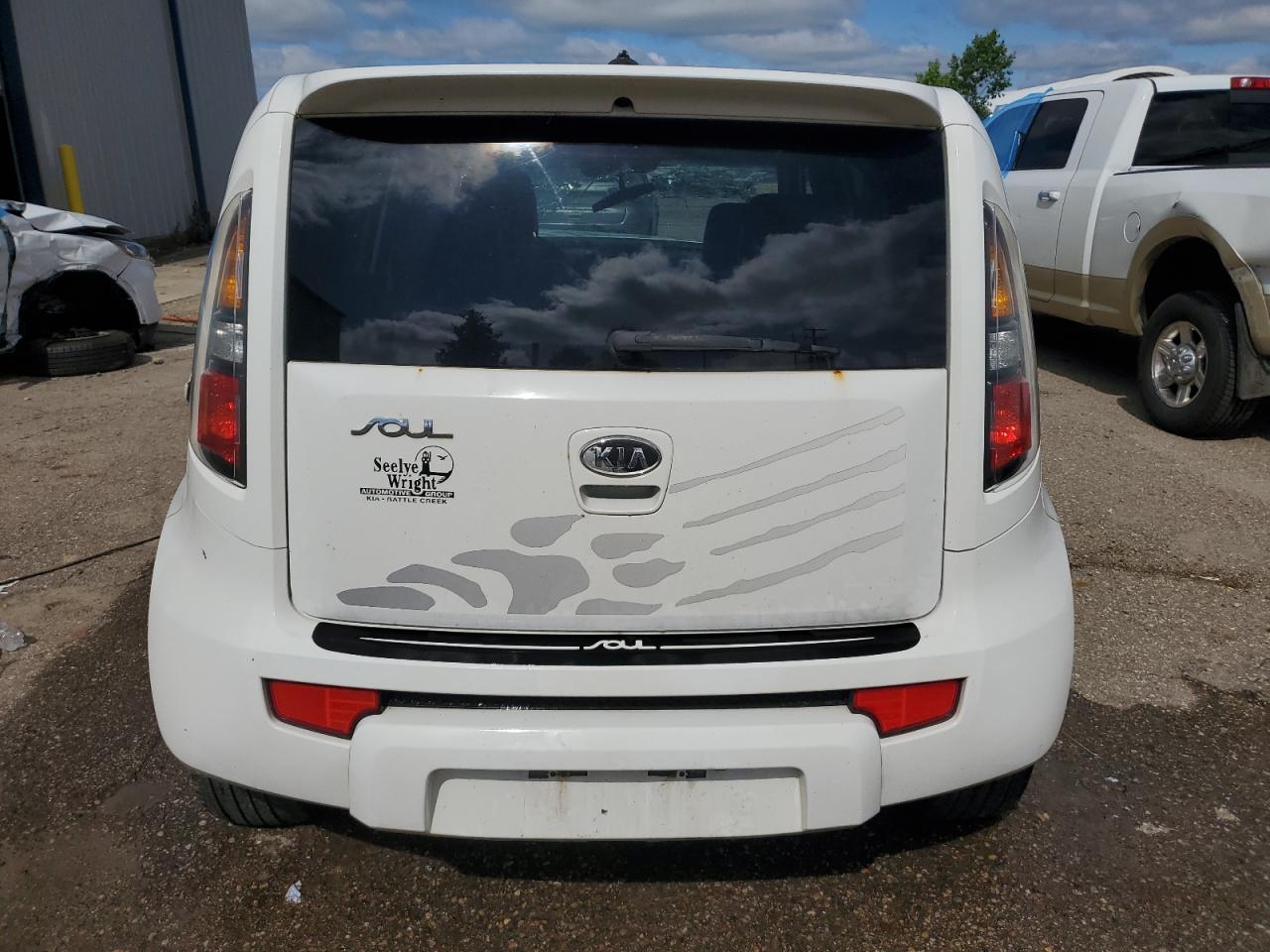 2011 Kia Soul + VIN: KNDJT2A2XB7267096 Lot: 62571745
