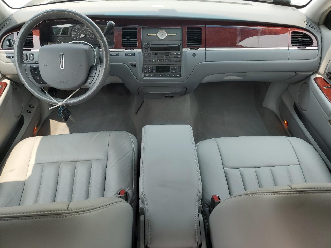2005 Lincoln Town Car Signature VIN: 1LNHM81WX5Y623185 Lot: 59040285