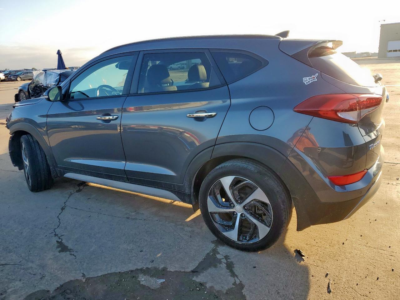 HYUNDAI TUCSON 2018 VIN KM8J3CA22JU829977 фото 2